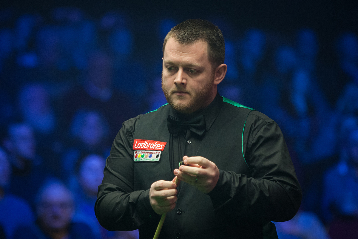 他在接受采 他在接受采